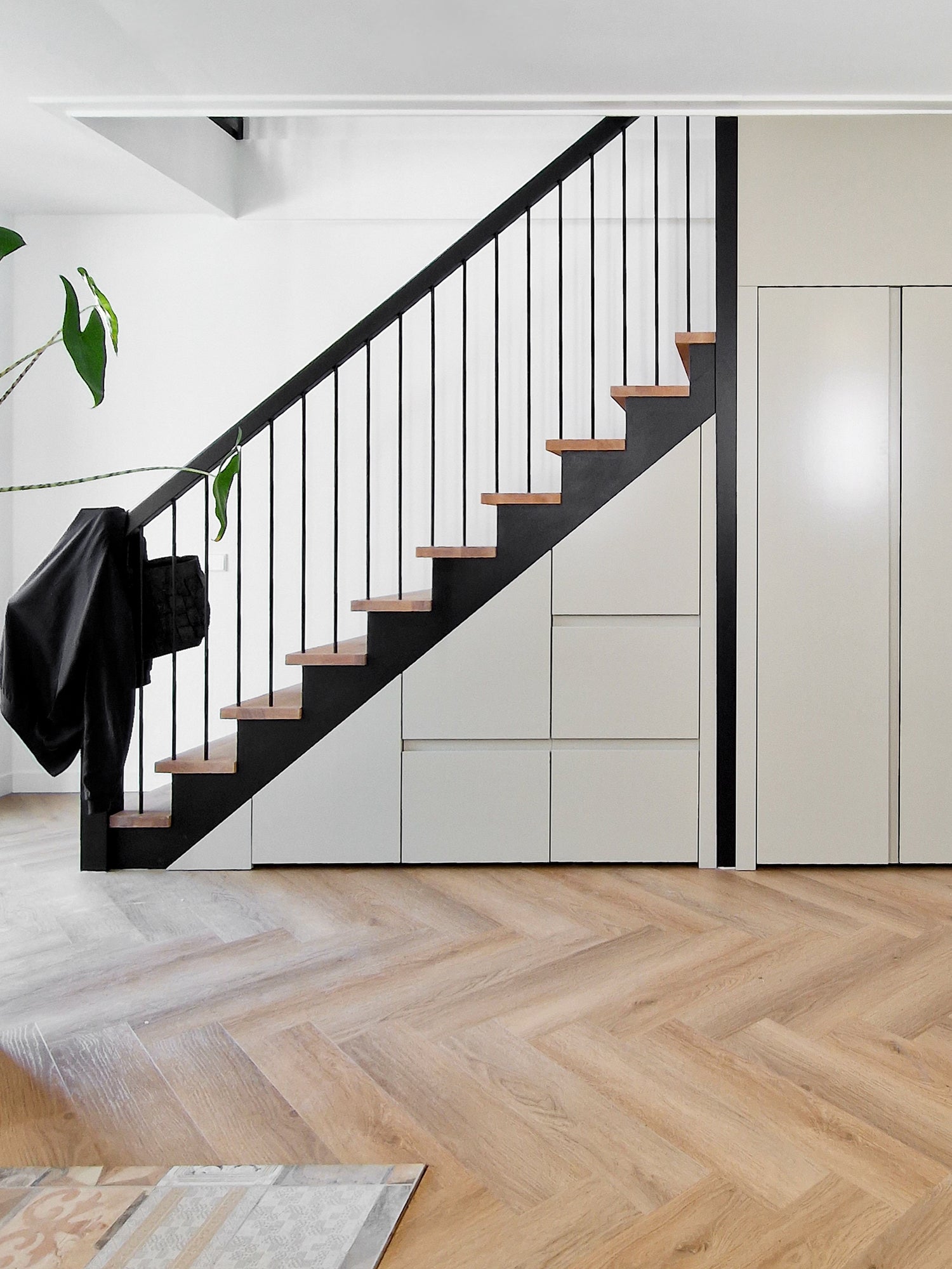 gangkast met houten vloer