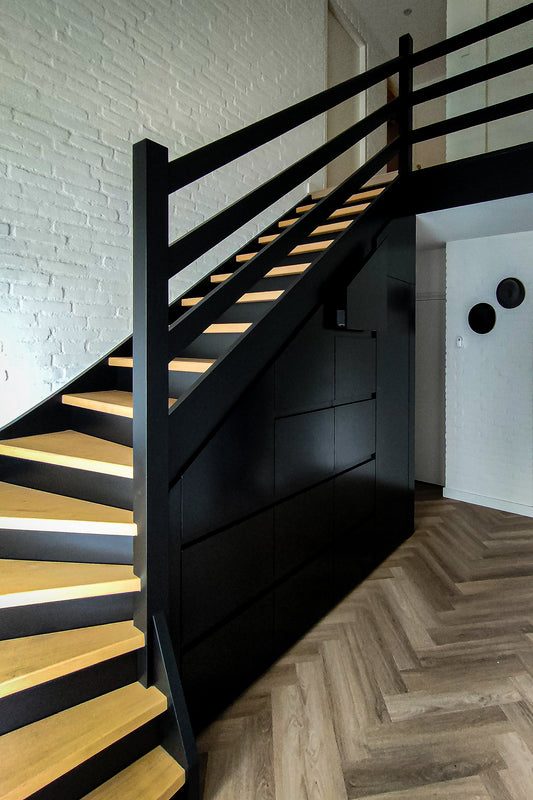 zwarte trapkast met houten treden en verlichting 12
