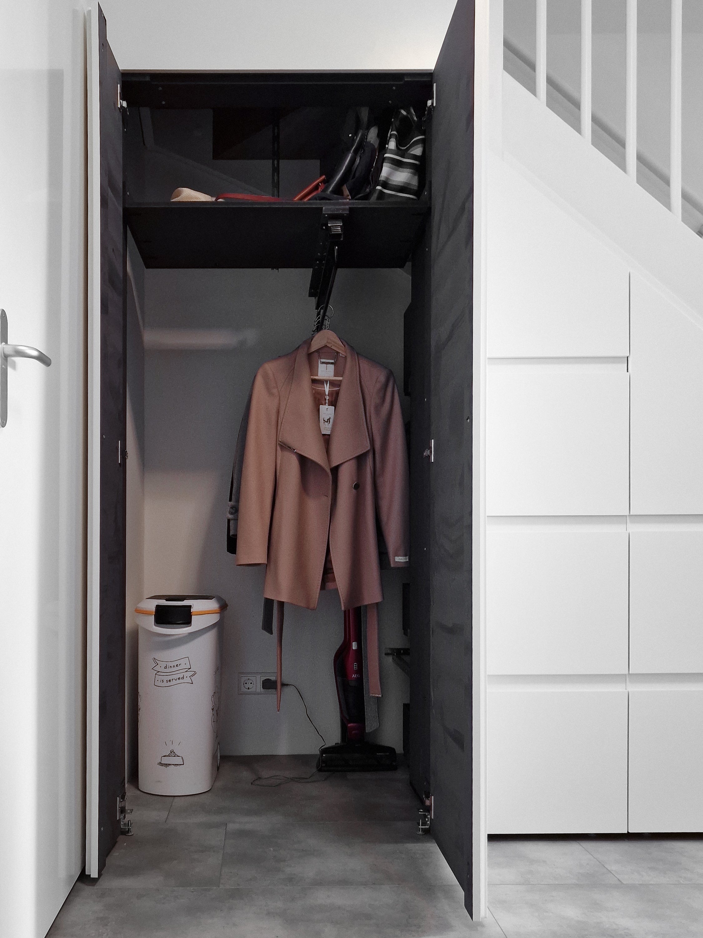 garderobe in een kast onder de trap